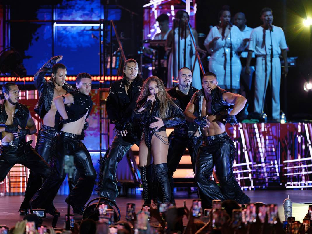 Jennifer Lopez Antalya’yı salladı: Göz kamaştıran performans! Doğum gününü sahnede kutladı - Resim: 17